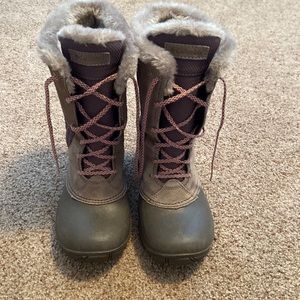Girls size 3youth Columbia snow boots